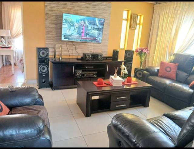 6 BEDROOM HOUSE FOR SALE IN EIKE PARK